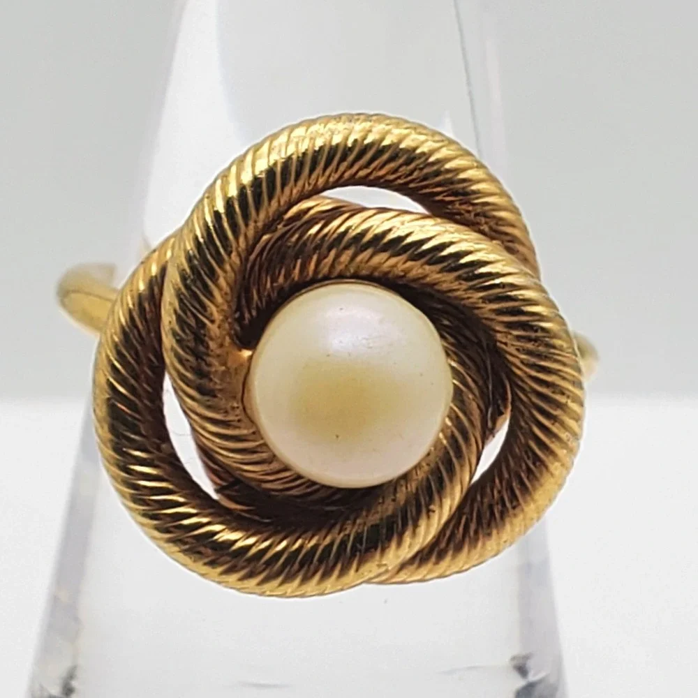 Sarah Coventry Ring Gold Tone Faux Pearl Rope Lovers Knot Cocktail Twist Size 6